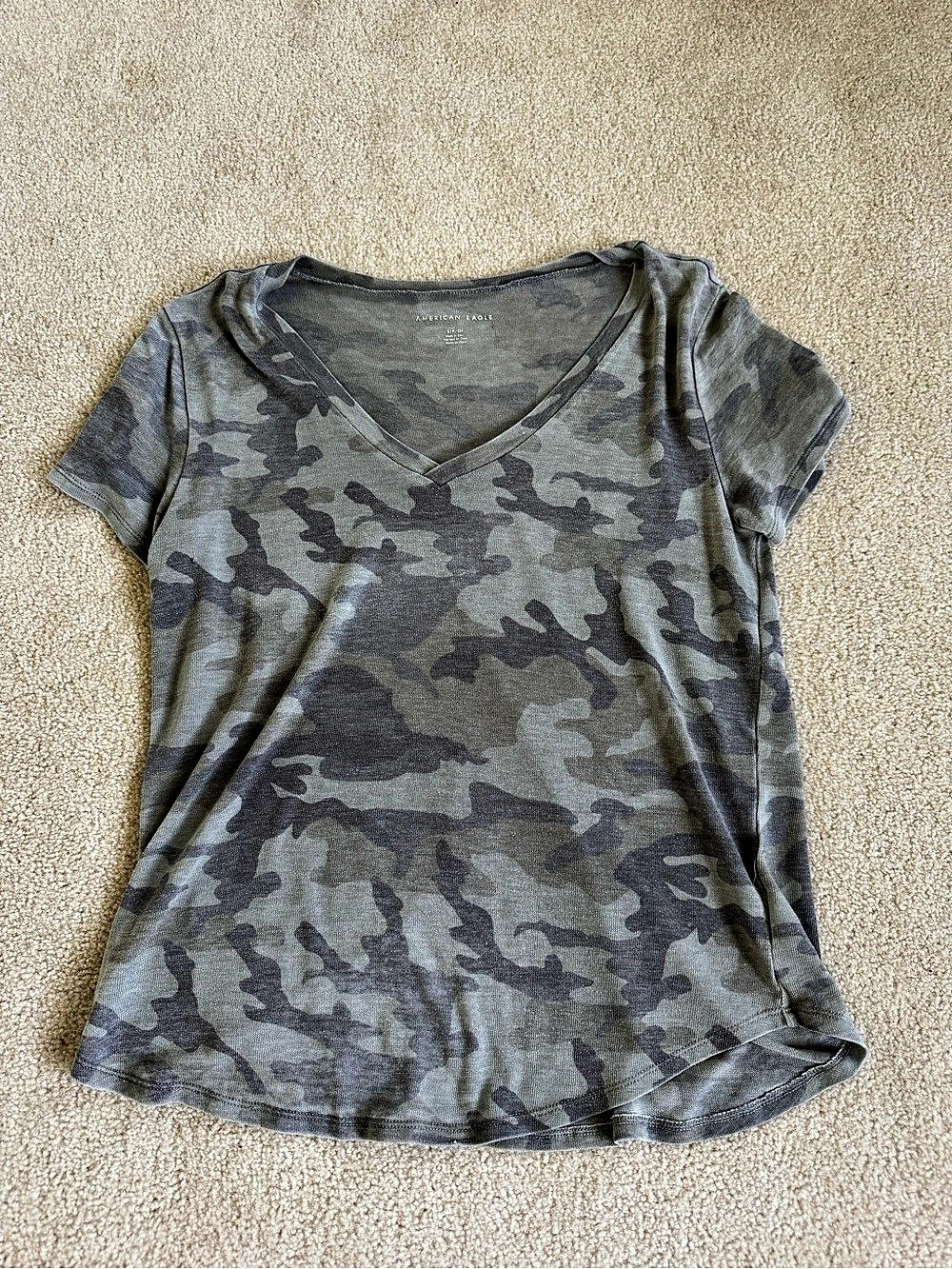American Eagle Soft & Sexy Camo V-Neck T-Shirt Tee Gray & Green Small